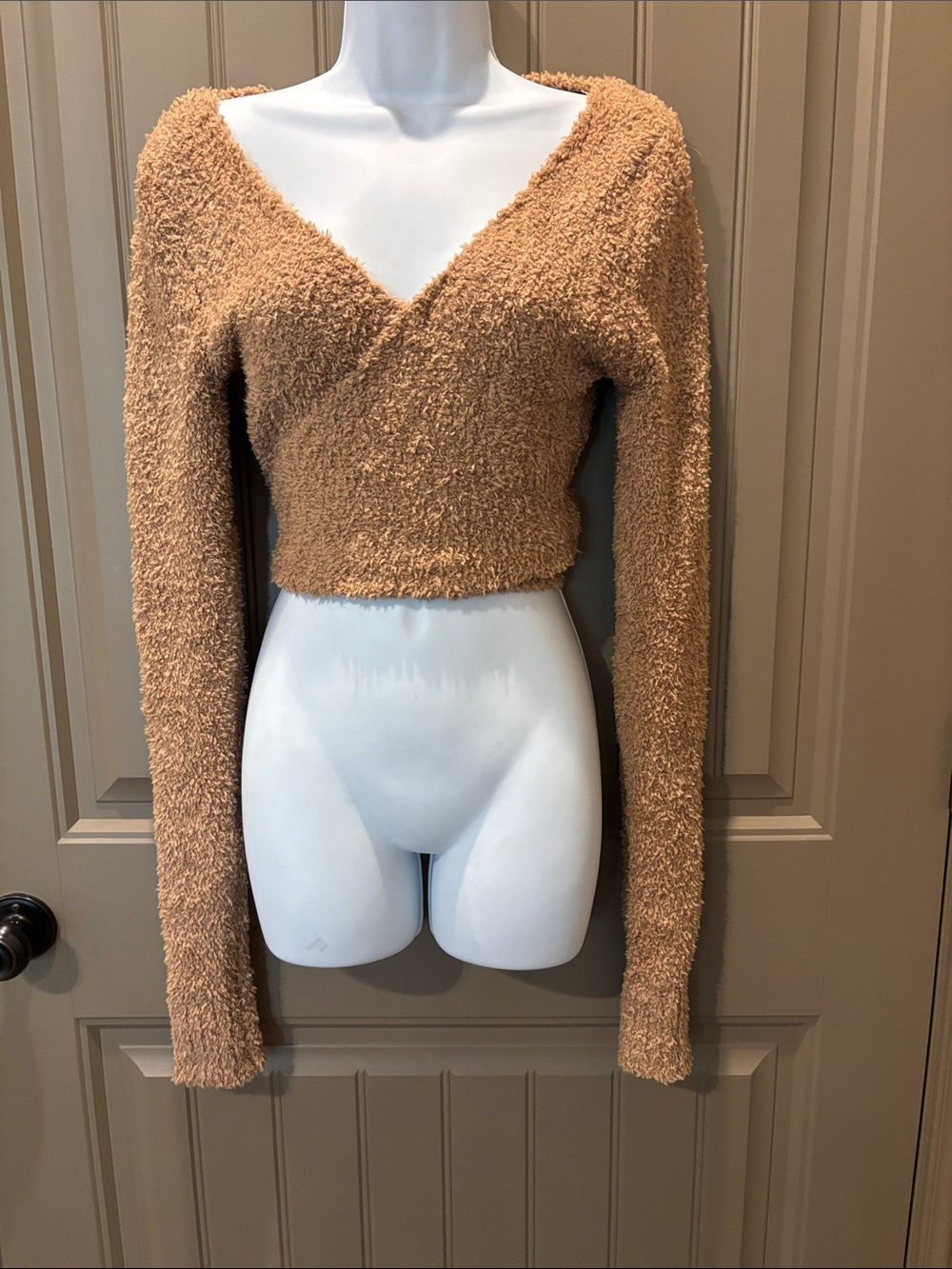 SKIMS Fuzzy Cropped V-Neck Sweater Top - Camel/Tan